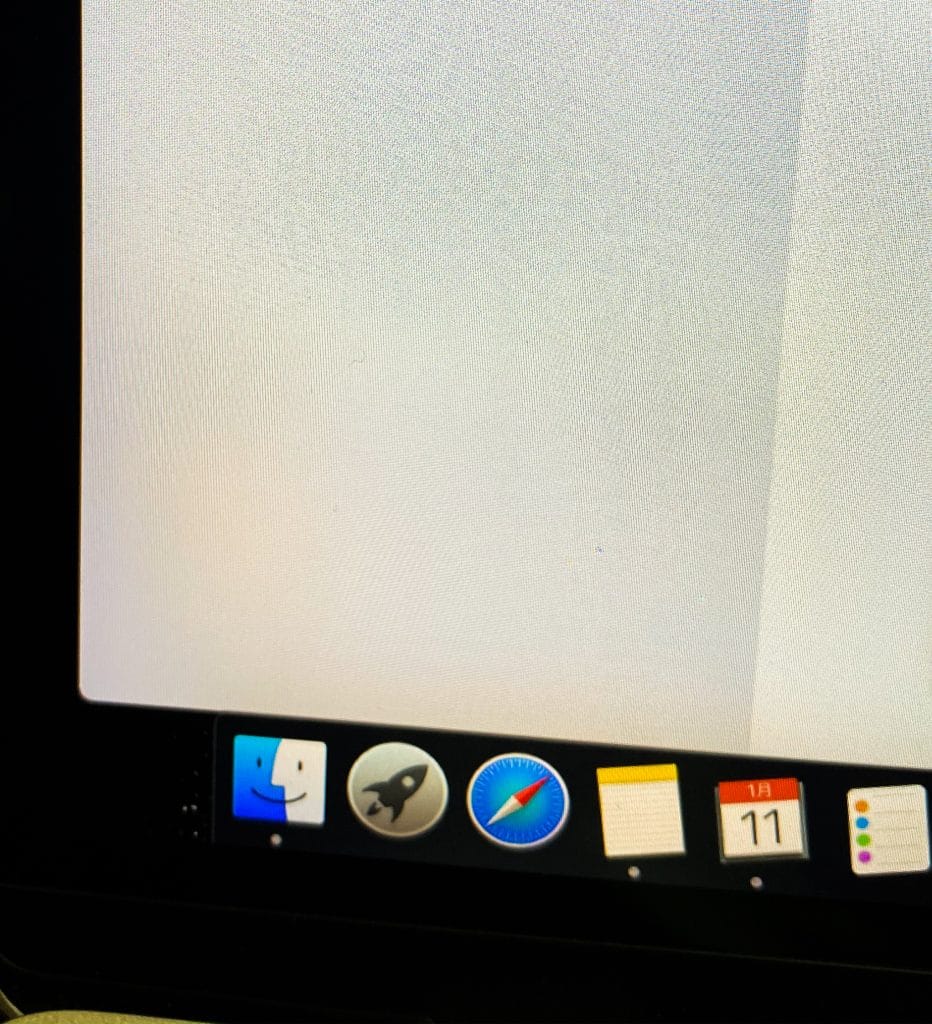 IMG 0081 932x1024 - [解決済み]MacBook Proの画面左下に突如黄色いシミができた!!