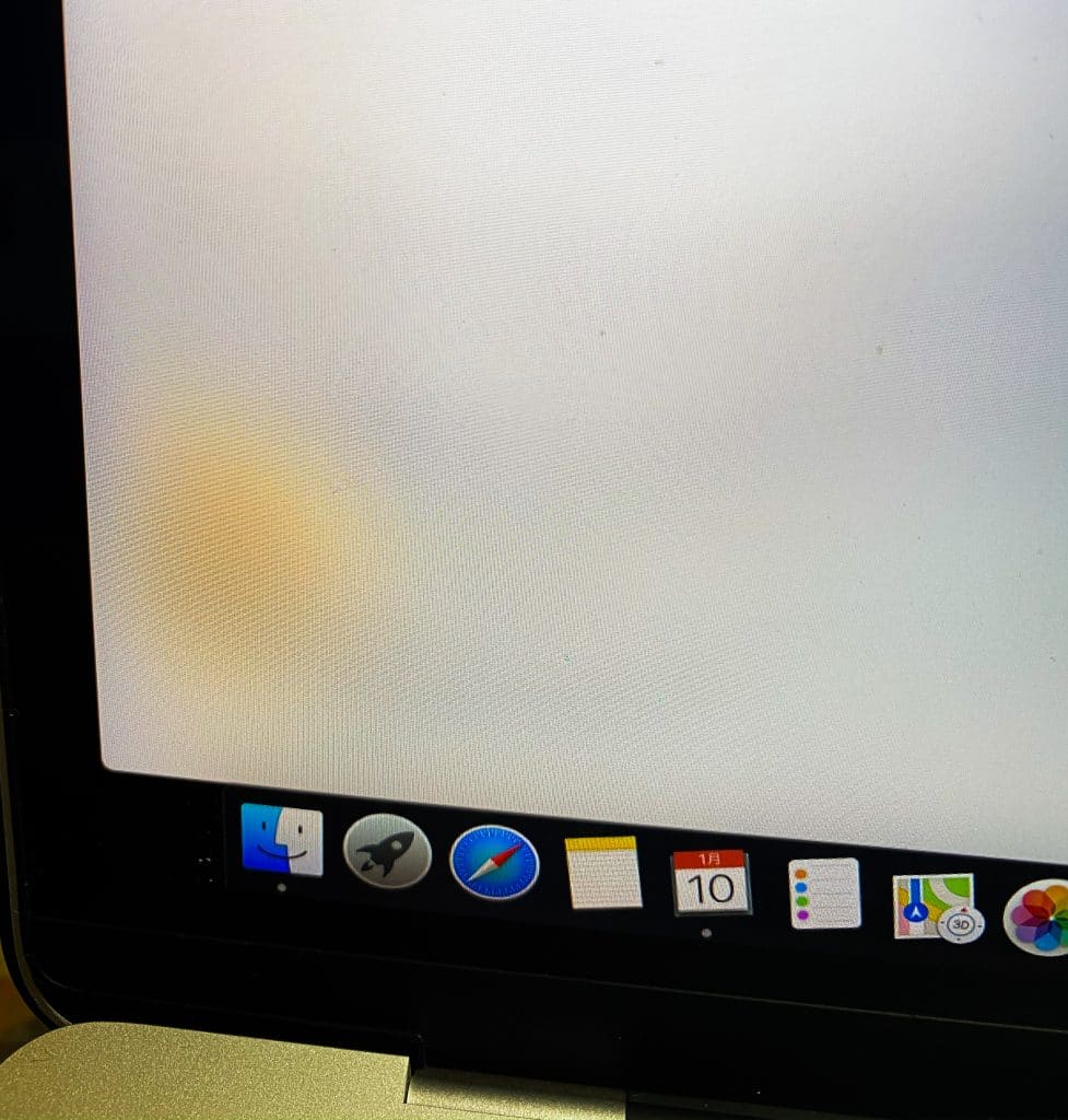 IMG 3891 977x1024 - [解決済み]MacBook Proの画面左下に突如黄色いシミができた!!